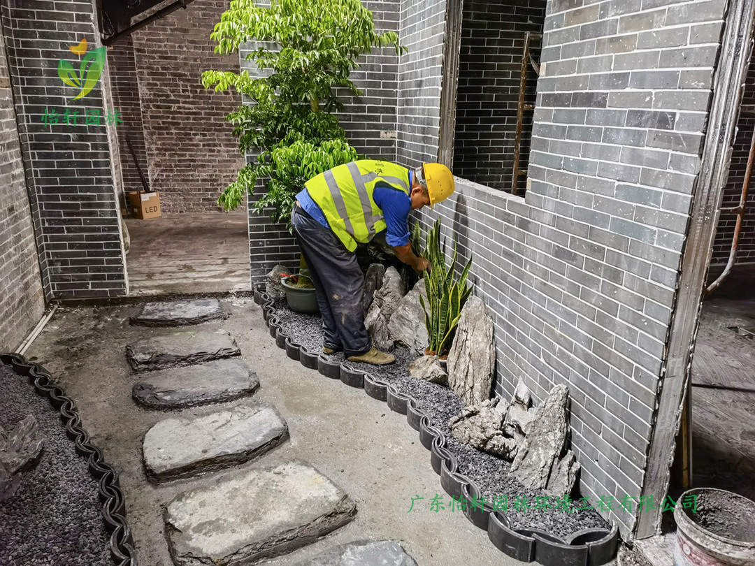 九游會(huì)J9園林綠化公司的工人正在施工